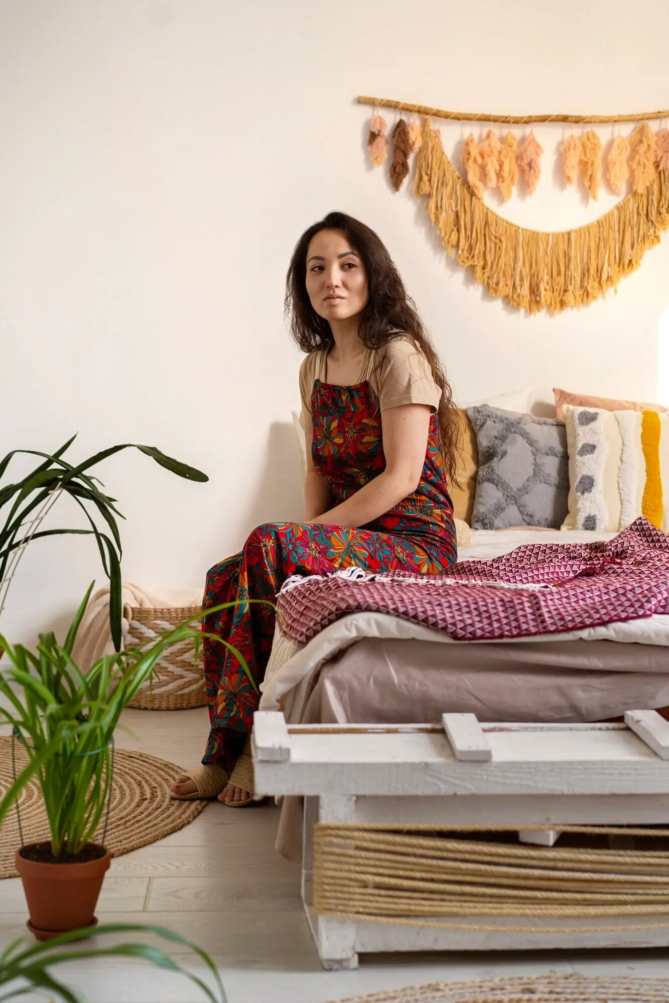 Lebensstil von Menschen, die in Innenräumen im Boho-Stil wohnen